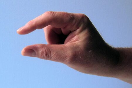 親指と人差し指で1cm程度の間隔を表現する画像