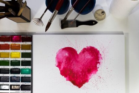 水彩_ピンクの水彩絵の具で作画した鮮やかなハートマーク