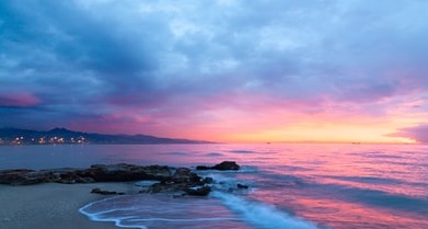 朝日のさし始めた海岸沿いの風景