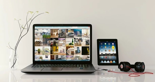 パソコンとタブレットを併用しているデスク周りの風景